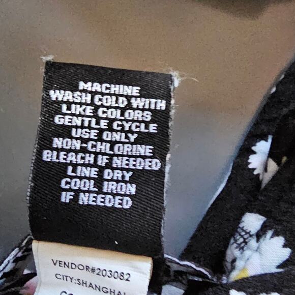 Skulls and Daisies Button Up Shirt Hot Topic Size Medium Jrs Oversized Fit - Picture 5 of 8